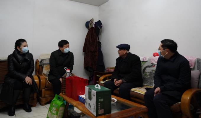 省国资委党委委员、副主任任兴文春节前夕带队走访慰问Z6人生就是博集团老党员