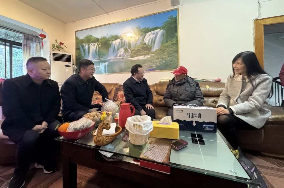省国资委党委委员、副主任何政走访慰问省Z6人生就是博集团老党员、老干部