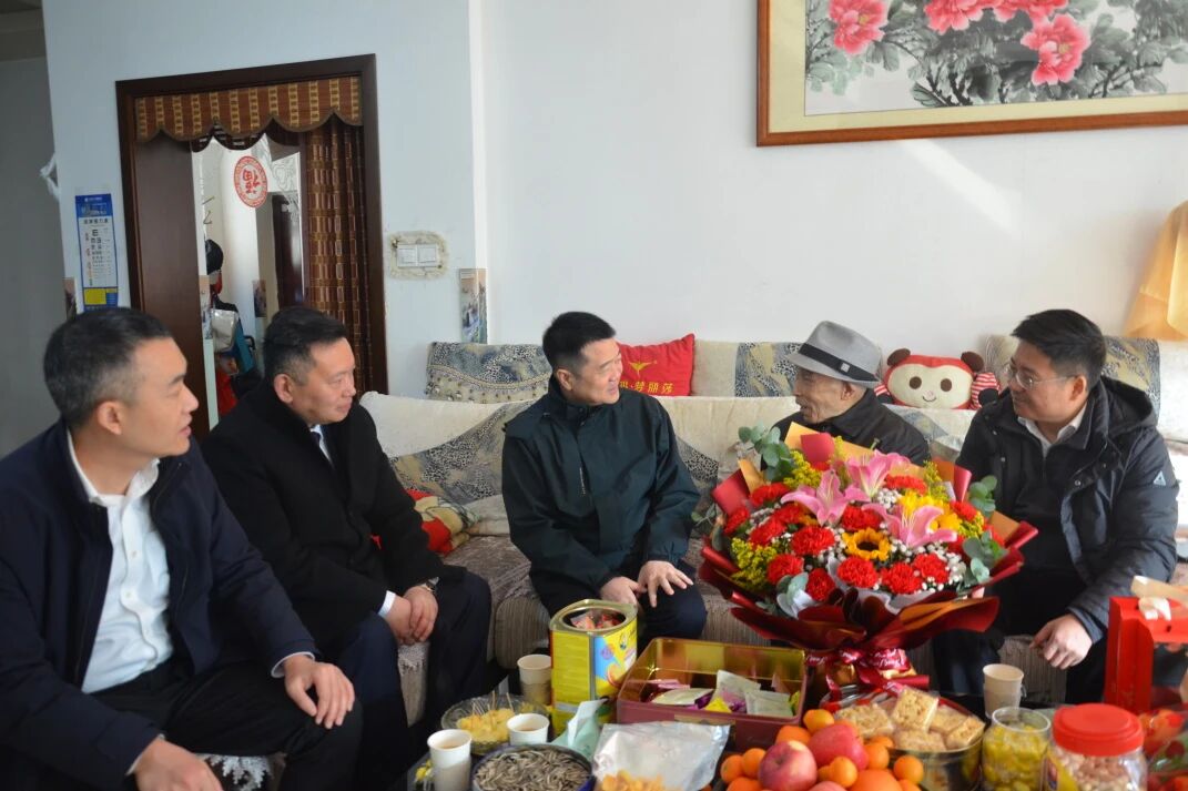 省Z6人生就是博集团领导班子走访慰问生活困难党员、老党员、老干部